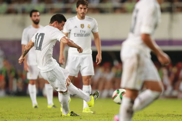 Джеймс Родригес Реал Мадрид Слева Получает Свободный Удар Против Интер — стоковое фото