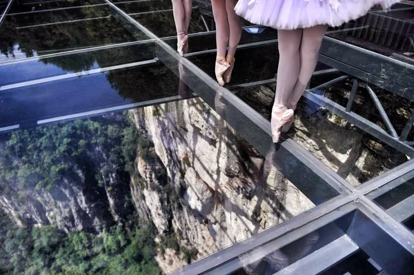 Balet Taniec Tancerze Asia Największej Platformy Widokowej Szkła Klifie Tian — Zdjęcie stockowe