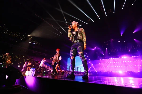 Les Membres Boys Group Sud Coréen Bigbang Produisent Lors Concert — Photo