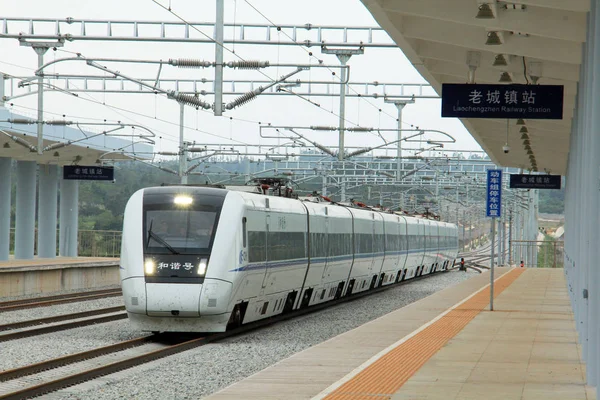 2015年11月26日 中国南部の海南省チェンマイ郡のラオチェンツェン駅で 世界初の高速鉄道が海南島を回る高速鉄道を走行する — ストック写真