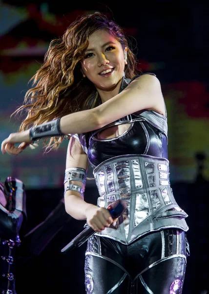 香港歌手格洛丽亚 唐子凯 Gloria Tang Tsz 在2015年5月23日于中国上海举行的 Live 巡回演唱会上表演 她的舞台名字更出名 — 图库照片