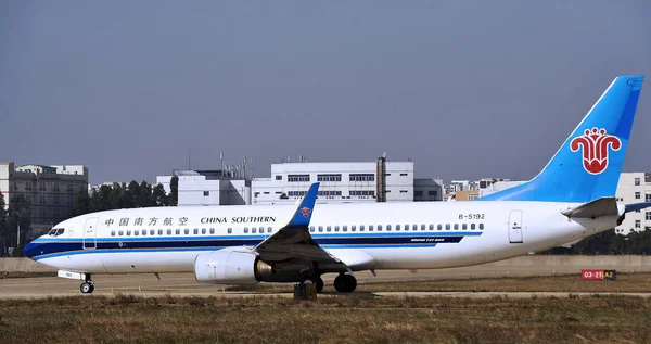 中国南方航空の飛行機は 福州市 中国福建省南東部の福州市の福州チャングル国際空港で離陸 2014年12月30日 — ストック写真