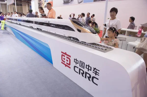 Besökare Tittar Modell Crh Kina Railway Höghastighetståg Bullet Train Montern — Stockfoto