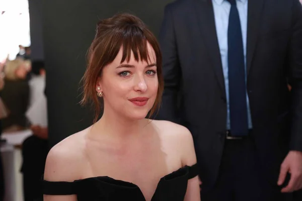 Atriz Modelo Americana Dakota Johnson Posa Desfile Moda Christian Dior — Fotografia de Stock