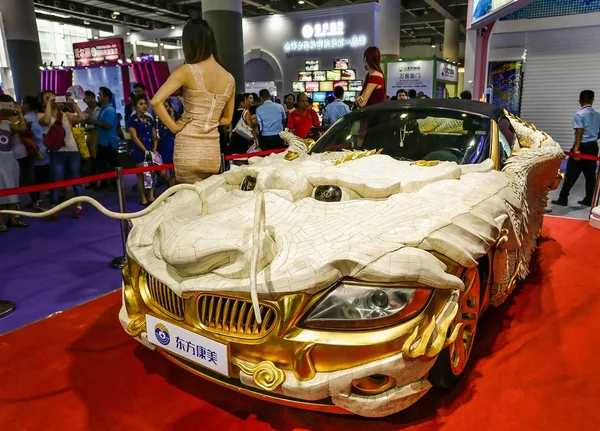 2015年9月5日 在中国南方广东省广州市举行的中国国际美容博览会上 展出了一个用黄金和牦牛包裹的 Bmw 看起来像一条龙 — 图库照片