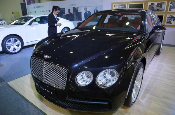 Una Vendedora China Encuentra Junto Bentley Flying Spur Exhibición Durante — Foto de Stock