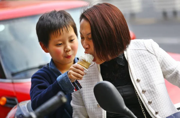 Мальчик Кормит Свою Мать Мороженым Остыть Шанхае Китай Марта 2015 — стоковое фото