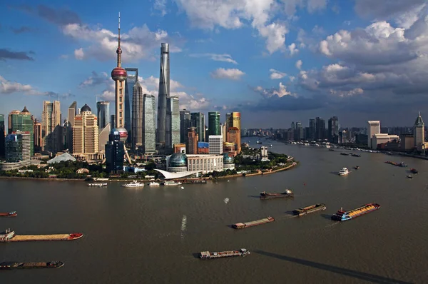 黄浦江和陆家嘴金融区的景色与东方明珠电视塔 左最高 上海塔 右最高 上海世界金融中心 第二最高 金茂大厦等摩天大楼和高丽松 — 图库照片