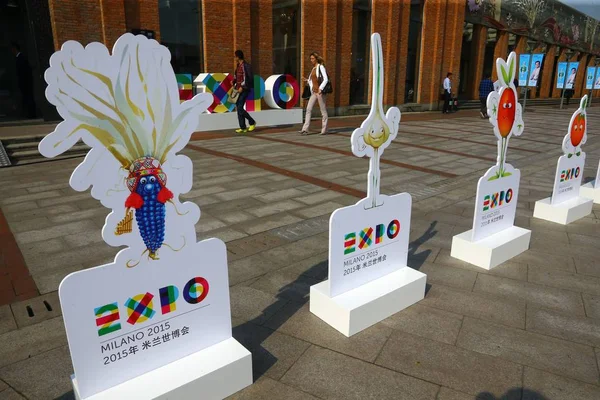 Pessoas Passam Por Cartazes Recortes Mascotes Expo Milano 2015 Durante — Fotografia de Stock