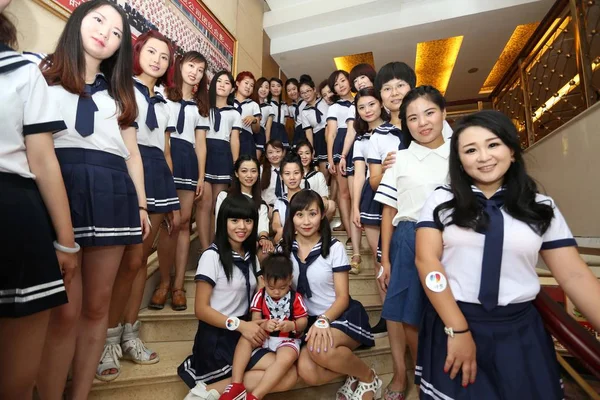 Jovens Mães Chinesas Vestidas Com Uniformes Escolares Posam Uma Festa — Fotografia de Stock