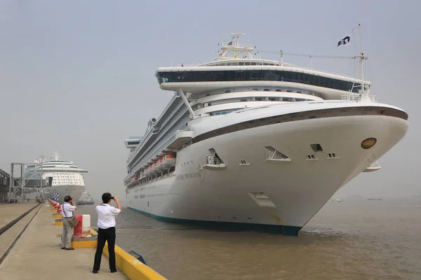 Visitors Take Photos Cruise Liner Sapphire Princess Carnival Corp Wusongkou — Stock Photo, Image