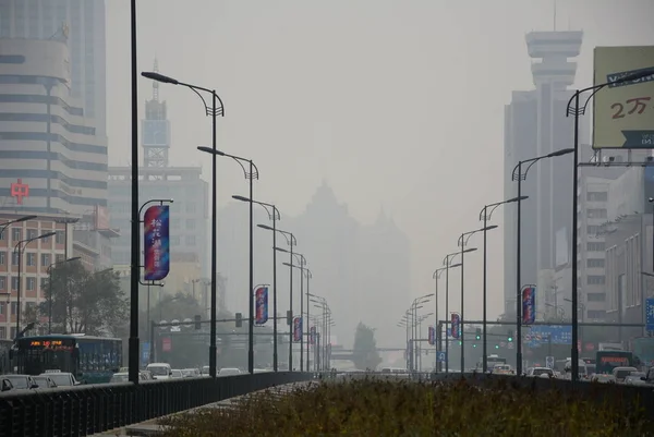 Vehículos Viajan Una Carretera Con Niebla Pesada Ciudad Jilin Provincia — Foto de Stock