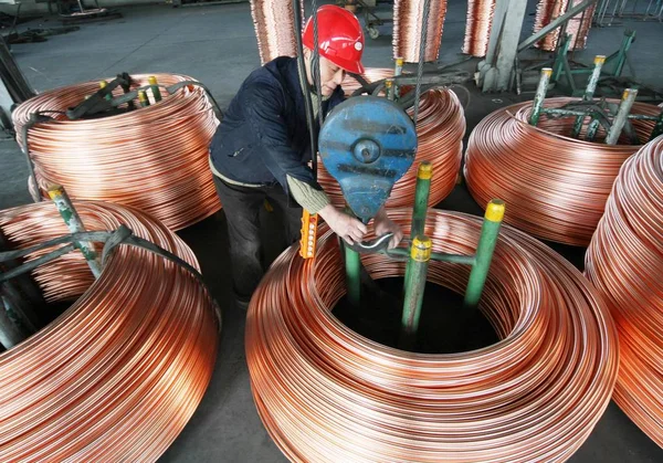 Trabajador Chino Examina Izado Tubos Cobre Enrollados Una Planta Productos — Foto de Stock