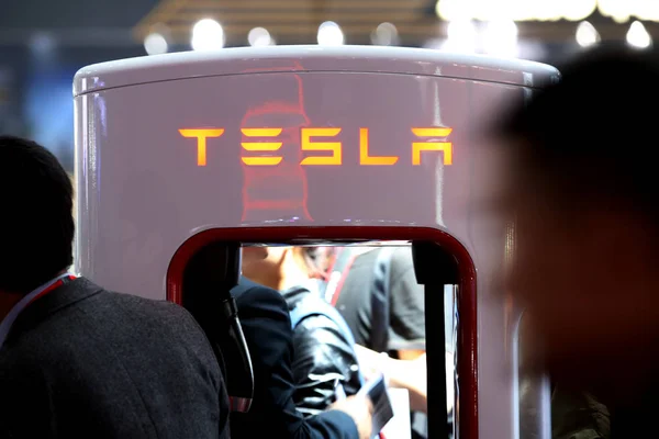 Persone Visitano Stand Tesla Durante Mostra Internazionale Dell Industria Automobilistica — Foto Stock