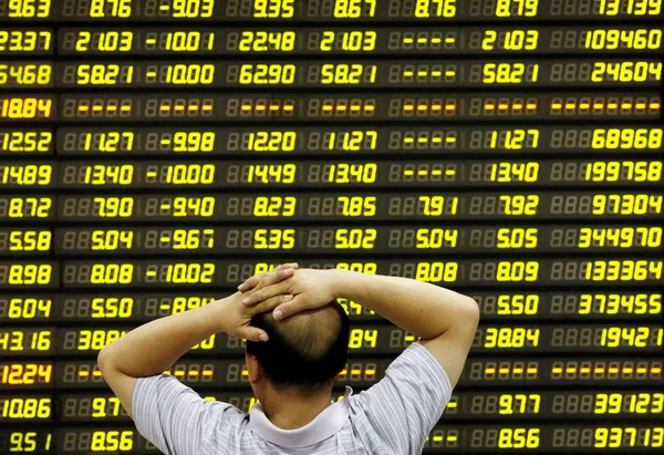 2015 日中国東部の安徽省淮北市の証券会社の家で株式 価格下落のためグリーン の価格を見て懸念している中国語の投資家 — ストック写真