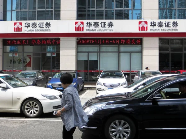 Gyalogos Séta Elmúlt Fióktelepe Huatai Securities Yichang Város Közép Kínai — Stock Fotó