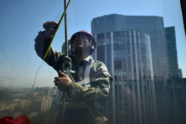 Trabajador Migrante Chino Limpia Ventana Exterior Edificio Gran Altura Beijing — Foto de Stock