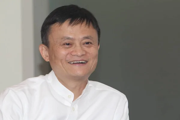 Jack Yun Başkanı Alibaba Grup Bir Röportaj Sırasında Bir Imza — Stok fotoğraf