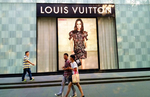 Los Peatones Pasan Por Una Boutique Moda Louis Vuitton Ciudad — Foto de Stock