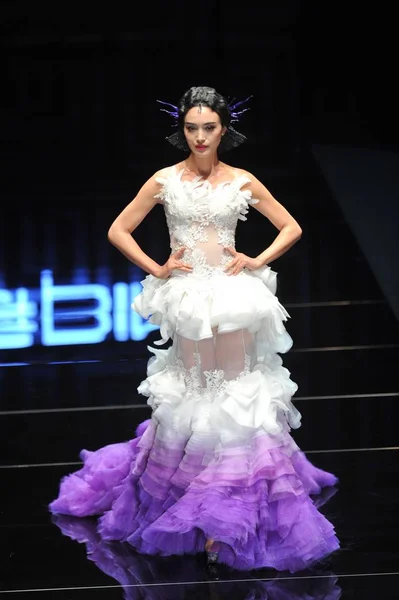 モデルは 2015 中国の北京で中国ロンドンファッションウィークの春 2016 年中毛チュ グェピン 2016Mgpin 色メイクアップのファッションショーで新しい創造を表示します — ストック写真