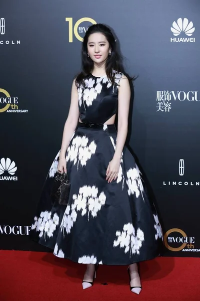 Čínská Herečka Liu Yifei Představuje Červeném Koberci Výročí Pro Vogue — Stock fotografie