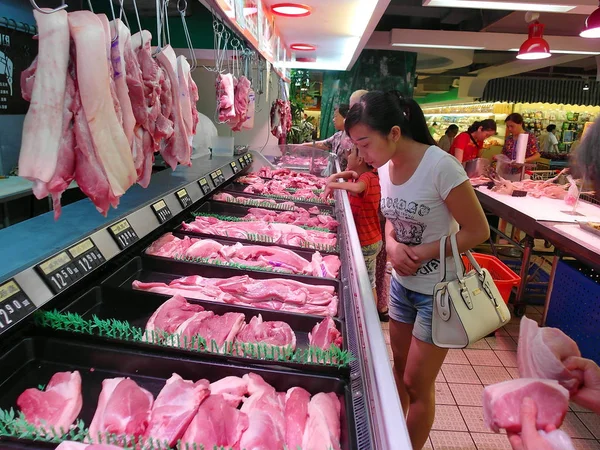 2015年7月21日 中国中部湖北省宜昌市一家超市 顾客购买猪肉 — 图库照片