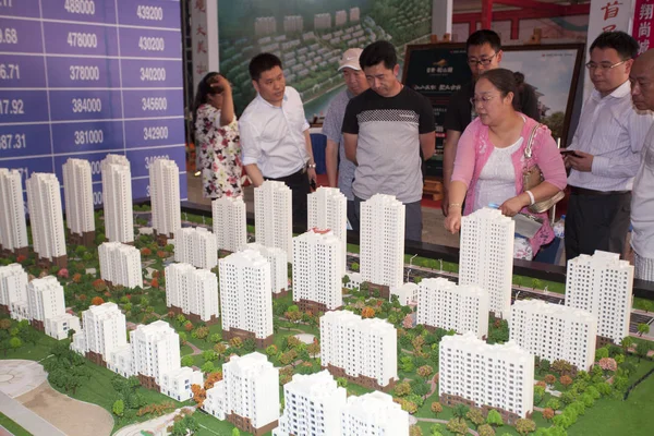 2015年7月5日 在中国东北吉林省吉林市举行的房地产博览会上 中国购房者查看住宅物业项目的住房模型 — 图库照片