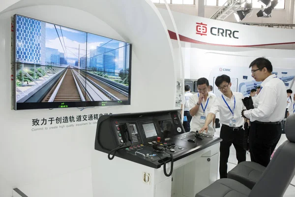Los Visitantes Observan Simulador Conducción Trenes Subterráneos Stand Crrc China — Foto de Stock