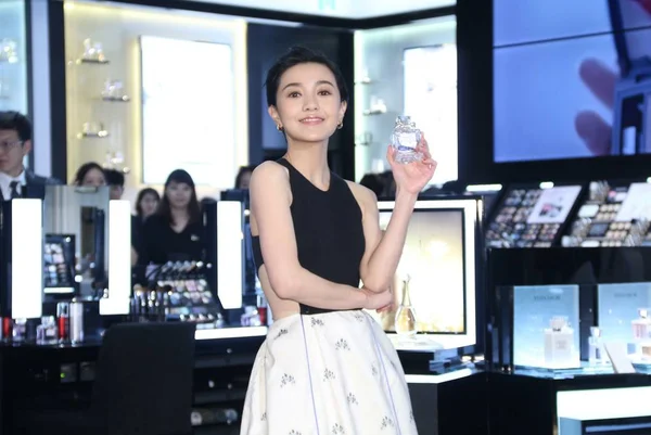 Chanteuse Actrice Taïwanaise Amber Kuo Pose Avec Une Bouteille Parfum — Photo