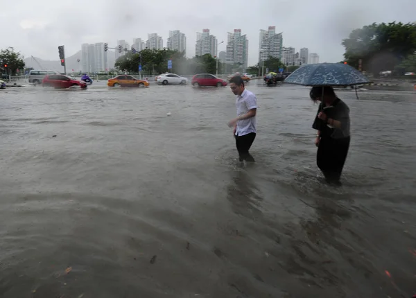 Пешеходы Идут Затопленной Дороге Сильным Дождем Вызванным Тайфуном Муджигэ Городе — стоковое фото