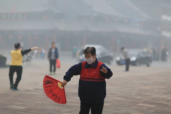 Egy Kínai Visel Arcmaszk Nem Reggel Gyakorolni Nehéz Szmog Xingtai — Stock Fotó