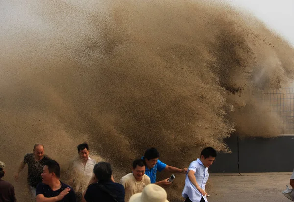 Visitantes Moradores Locais Fogem Como Ondas Uma Onda Maré Passando — Fotografia de Stock