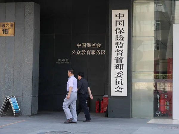 Des Piétons Passent Devant Siège Circ China Insurance Regulatory Commission — Photo