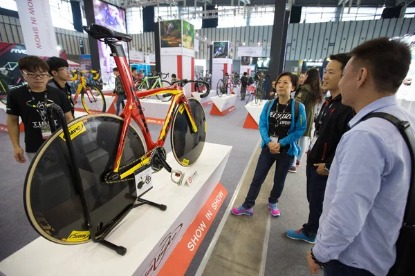 Les Visiteurs Regardent Vélo Course Exposé Lors Asia Bike Trade — Photo