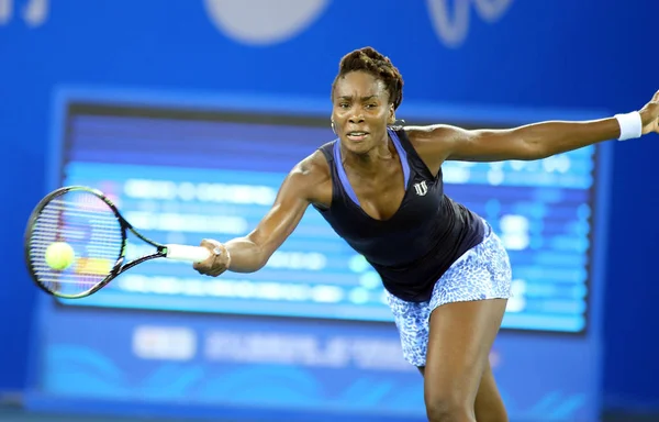 Venus Williams Stanów Zjednoczonych Zwraca Strzał Carla Suarez Navarro Hiszpanii — Zdjęcie stockowe