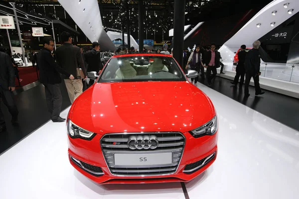 Les Visiteurs Regardent Une Audi Lors 15E Salon International Industrie — Photo