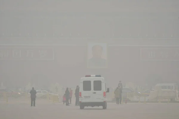 Los Turistas Visitan Plaza Tiananmen Fuerte Smog Beijing China Diciembre — Foto de Stock