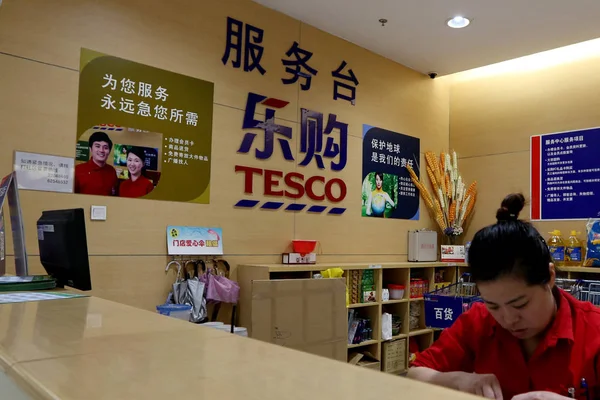 Kinesisk Anställd Arbetar Tesco Stormarknad Shanghai Kina Maj 2015 — Stockfoto