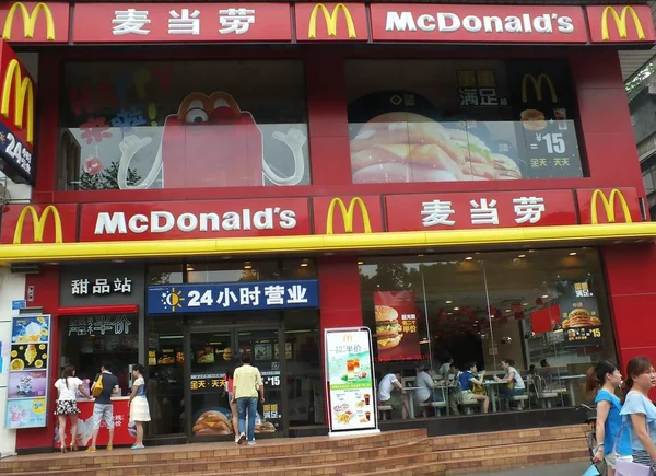 2015年6月9日 在中国中部湖北省宜昌市 行人走过麦当劳的一家快餐餐厅 — 图库照片