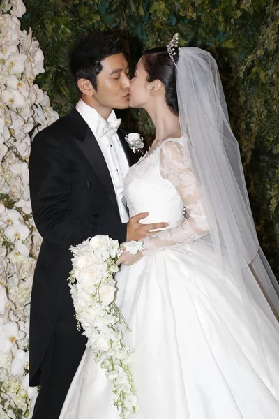 Ator Chinês Huang Xiaoming Esquerda Beija Sua Esposa Atriz Angelababy — Fotografia de Stock