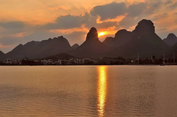 Vista Pôr Sol Sobre Lago Chenglong Luocheng Mulao Concelho Autônomo — Fotografia de Stock