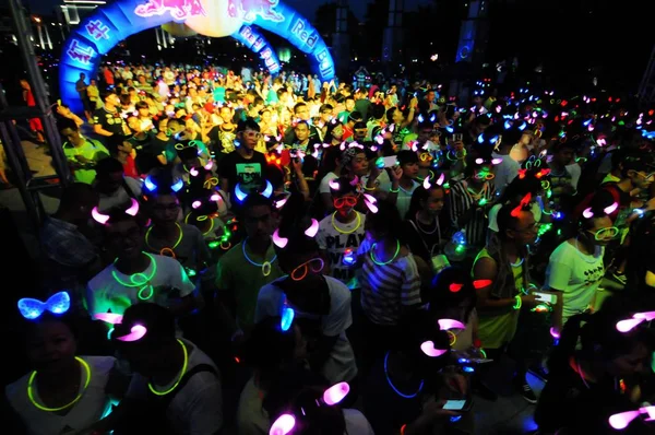 Junge Chinesen Leuchtenden Dekorationen Nehmen Einer Langen Nachtparade Teil Den — Stockfoto