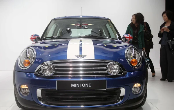 Los Visitantes Ven Mini Uno Bmw Durante 14ª Exposición Internacional — Foto de Stock