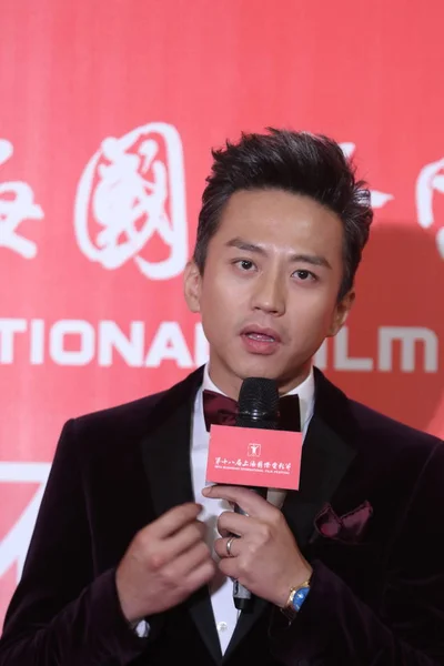 Der Chinesische Schauspieler Deng Chao Spricht Auf Einer Pressekonferenz Seinem — Stockfoto