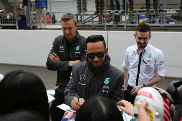 Pilote Britannique Lewis Hamilton Mercedes Signe Des Autographes Pour Les — Photo