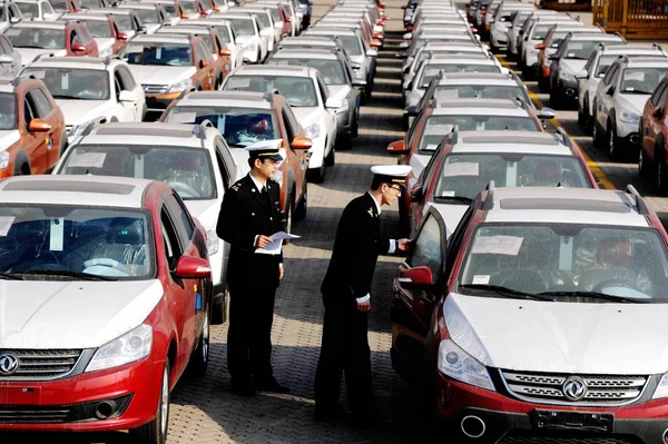 Funcionarios Aduanas Chinos Revisan Los Automóviles Dongfeng Motor Para Exportarlos — Foto de Stock