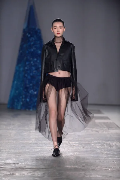 Modell Visar Skapelse Vega Zaishi Wang Modevisning Vår Sommar 2016 — Stockfoto