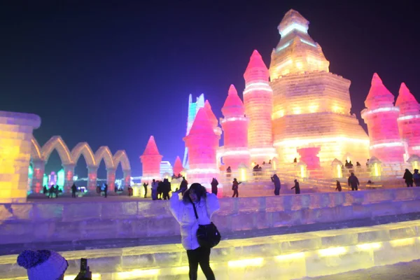 2015年12月22日 在中国东北黑龙江省哈尔滨市举行的第32届哈尔滨国际冰雪节前 游客们可以观看冰雕 — 图库照片