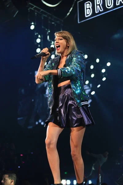 2015 上海で彼女の 1989 ワールド ツアーのコンサートで実行するアメリカの歌手テイラー スウィフト — ストック写真