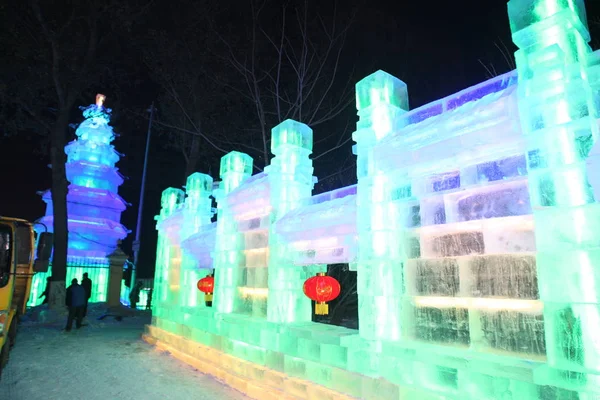 Människor Besöker Isskulpturer Inför 42Nd Harbin International Och Snö Festival — Stockfoto